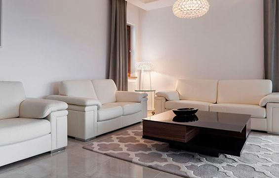 interior decorado con muebles de color blanco